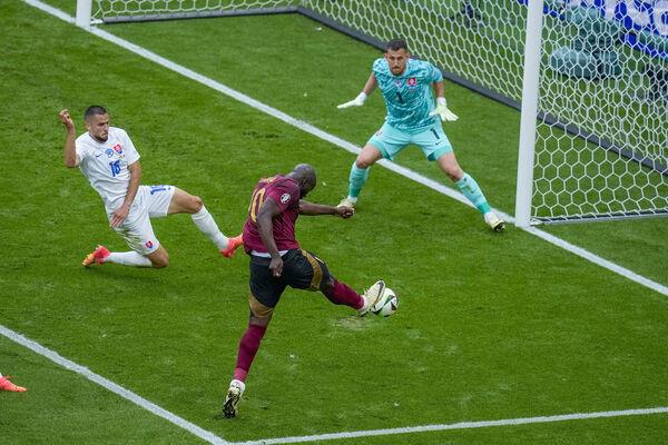 Belgium's Romelu Lukaku challenges Slovakia's goalkeeper Martin Dubravka. AP Photo/Themba Hadebe.