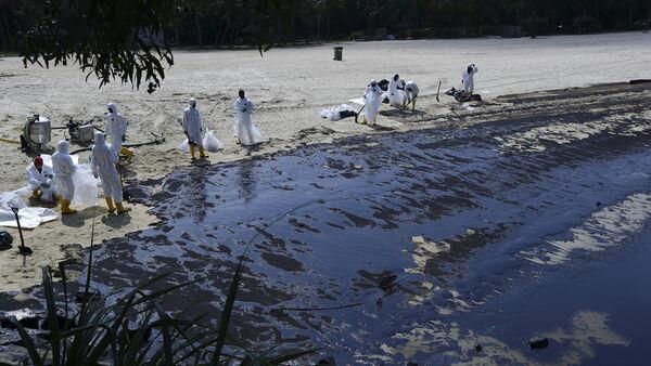 Singapore says dredger lost co<em></em>ntrol and hit tanker causing oil spill