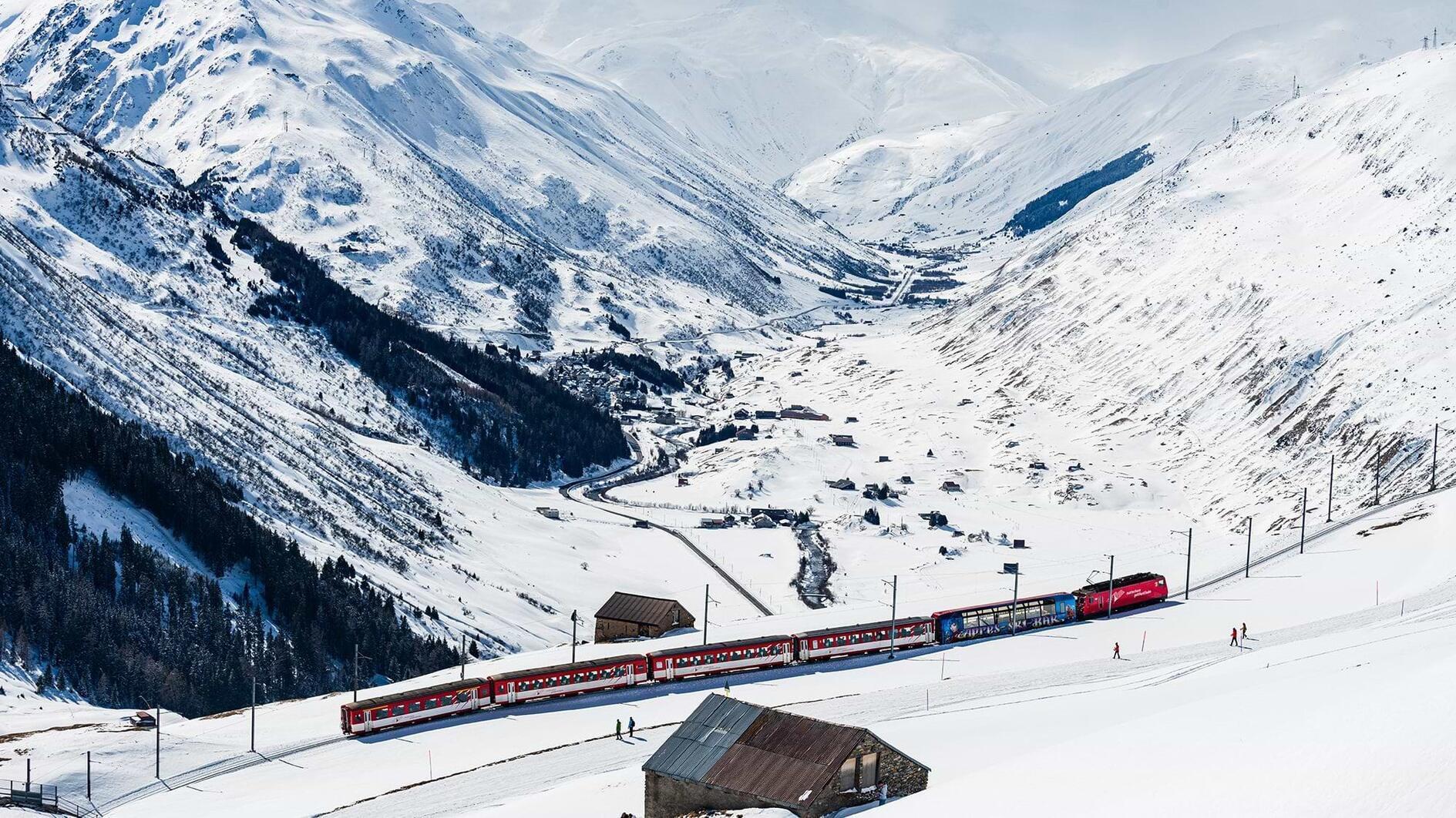 Avalanche buries three taking Swiss Alps avalanche course